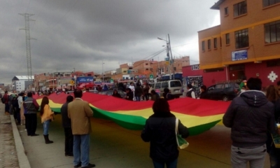 La movilización recorrió varias arterias de la urbe alteña la mañana de esta jornada portando una bandera boliviana de grandes dimensiones.