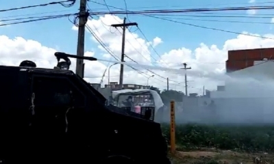 Policía dispersa bloqueo con carro Neptuno. 