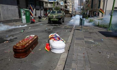 Dos ataúdes quedan tras la huida por efecto de los agentes químicos. 