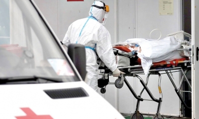 Un paciente con COVID-19 es ingresado a un hospital de Moscú, Rusia. EFE