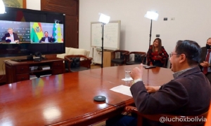 Alberto Fernández y Luis Arce en una comunicación virtual durante la presentación de la película “Juana Azurduy“.