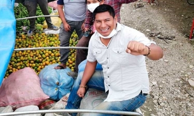 El candidato estuvo en actividades de entrega de fruta. Foto: FB/ Reynaldo Ezequiel.