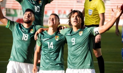 Jugadores de Bolivia celebran un gol contra Paraguay. Foto: EFE