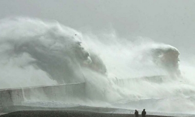 Las Olas rompen con fuerza en la playa de Newhaven, en el sur de Inglaterra. 