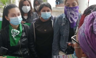 Las activistas en el encuentro con los concejales