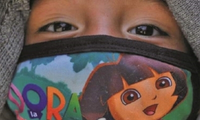 Menor con un tapaboca en ciudad de Guatemala. Foto: AFP
