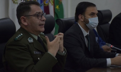 El comandante Jhonny Aguilera en primer plano.