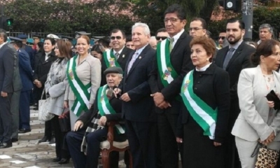 El alcalde Percy Fernández (sentado) junto a las demás autoridades de Santa Cruz. Foto: EL DEBER