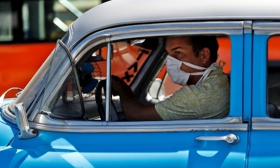 Uno conductor de taxi en Cuba usa barabijo. Hay cuatro casos confirmados en el país caribeño. Foto: EFE
