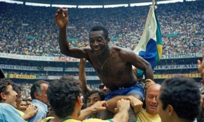 Pelé festeja la conquista del título en la Copa del Mundo México 1970. | bolavip.com