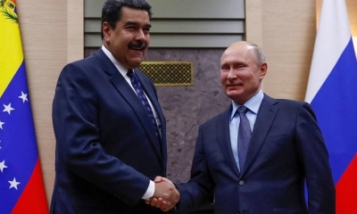  El presidente ruso, Vladímir Putin (d), estrecha la mano a su homólogo venezolano, Nicolás Maduro