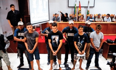 El ministro de Gobierno, Carlos Romero, presentó a los detenidos, que serán llevados ante la justicia. Foto: Agencias