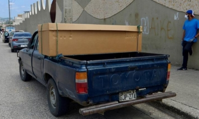 Un hombre espera a las puertas del cementerio Jardines de la Esperanza para ingresar a enterrar el cuerpo de un familiar, en Guayaquil (Ecuador). 