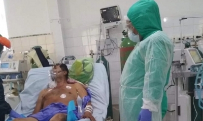 Un médico intensivista atiende a un paciente en el Hospital Germán Busch. / Foto: Claudio Rojas