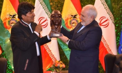 El presidente Evo Morales (d) y el ministro de Asuntos Exteriores de Irán, Mohammad Javad Zarif. | @evoespueblo