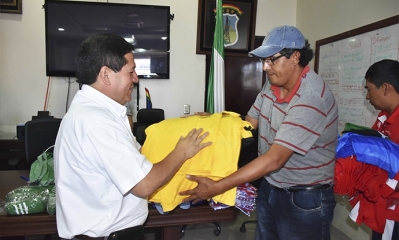 Alcalde entrega de Indumentaria Deportiva a la Liga.