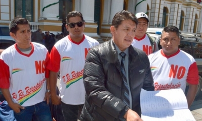 Eduardo Mérida, alcalde de Quillacollo y un grupo de ciudadanos que rechazan el fallo del TCP, recolectan firmas de la población.
