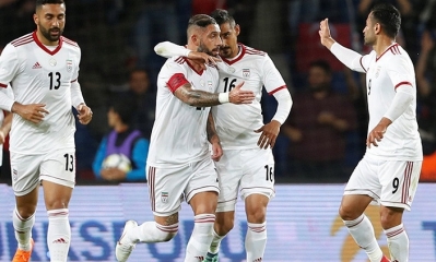 El futbolista iraní Ashkan Dejagah celebra un gol con sus compañeros de selección. Foto: Internet