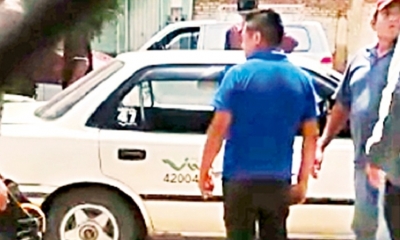 Un chofer falleció ayer al mediodía dentro su vehículo por un aparente paro cardíaco.