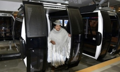 Una señora aymara desciende del teleférico el 20 de marzo de 2018 en un viaje de prueba de la líneas Blanca