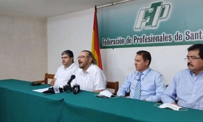  Rómulo Calvo, presidente del Comité pro Santa Cruz, en conferencia de prensa