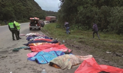 Las personas fallecidas fueron ubicadas ayer en la carretera para su traslado.