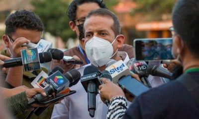 El gobernador de Santa Cruz, Fernando Camacho, brinda declaraciones a los medios.