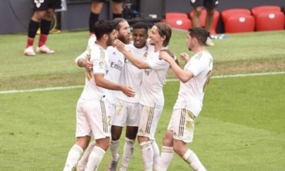 Sergio Ramos, de Real Madrid, es congratulado por sus compañeros tras anotar el gol de la victoria. | as.com