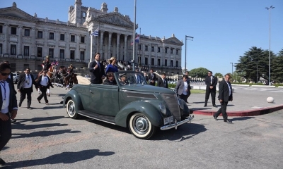 El presidente de Uruguay, Luis Alberto Lacalle Pou, saluda desde el Ford V8.
