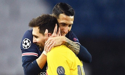 Ángel Di María (izq.), de París Saint-Germain, se abraza con Lionel Messi, de Barcelona, ayer. | AFP