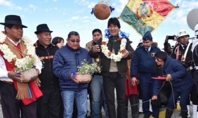 Fernández junto a Morales en la inauguración de la vía. Foto: ABI