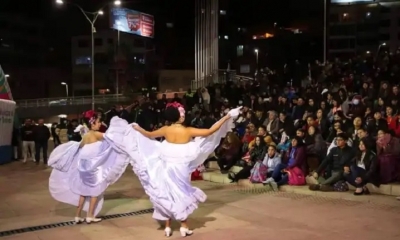 En plaza Tejada Sorzano hubo música y danza la tarde noche de este sábado.