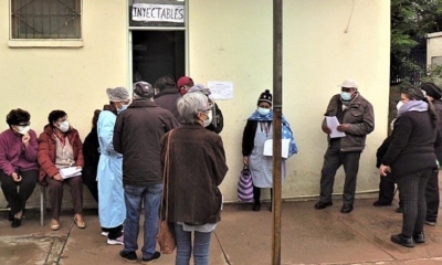 Personas asisten a un punto de vacunación en Quillacollo.