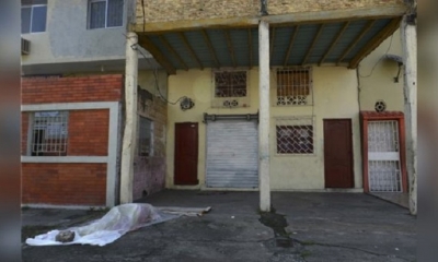 Un cuerpo yace fuera de una clínica cerrada. | Fuente: AFP | Fotógrafo: STR