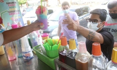 La gente se da modos para hacer frente al calor