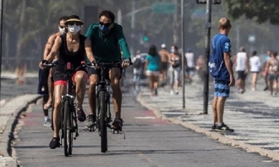 Centenas de personas salieron este domingo a orillas de las playas de Copacabana e Ipanema y llenaron la ciclovía que la circunda