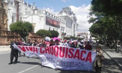 En la capital del país se suspendió el servicio de transporte público, hay marchas y algunos bloqueos.