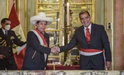 El presidente Pedro Castillo (i) y Luis Barranzuela el 6 de octubre. ARCHIVO/AFP