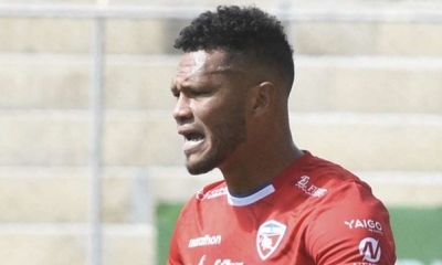 Rolando Blackburn durante el partido que Royal Pari jugó ante Always ready.