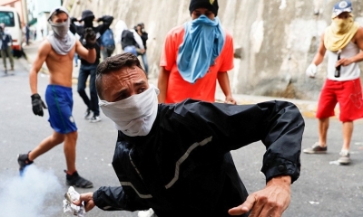 Un manifestante devuelve un recipiente de gas lacrimógeno durante una protesta. Caracas, Venezuela, 21 de enero de 2019.