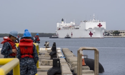 Un gigantesco buque hospital de la Armada de Estados Unidos atracó este viernes en el puerto de Los Ángeles