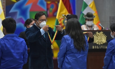 El presidente Luis Arce entrega una medalla a una de las ganadoras de la olimpiada científica estudiantil de la novena versión. Foto: Rodwy Cazon.