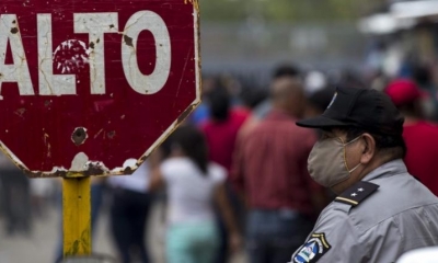 Agentes del sistema penitenciario de la cárcel conocida como La Modelo forman un cordón de seguridad en la ciudad de Tipitapa (Nicaragua). 