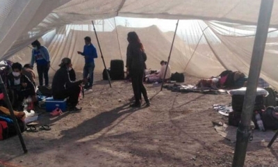 Estas personas, que desde hace días pernoctan en la población chilena de Huara