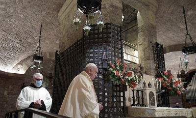 El papa Francisco visita la basílica de San Francisco, in Assisi. | EFE