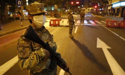 ntegrantes del Ejército del Perú vigilan durante la primera noche de toque de queda este miércoles en Lima. | EFE