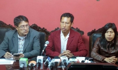 El senador Rodríguez (centro) en conferencia de prensa. Foto: ERBOL.