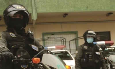 Un policía de PAC estrena uno de los botiquines donados.