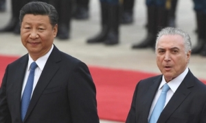 El presidente chino, Xi Jinping, junto a Michel Temer durante la cumbre de BRICS (AFP)