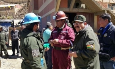 Policías y bomberos en Huanuni. Foto: Internet